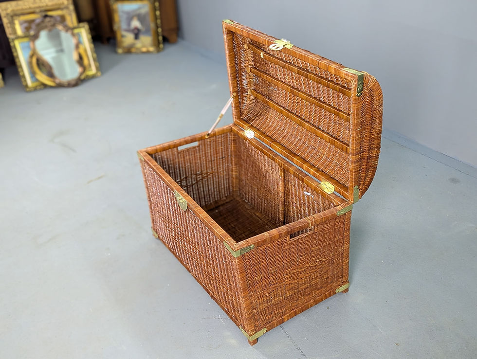 Atidaryta pintinė skrynia su žalvariniais užraktais