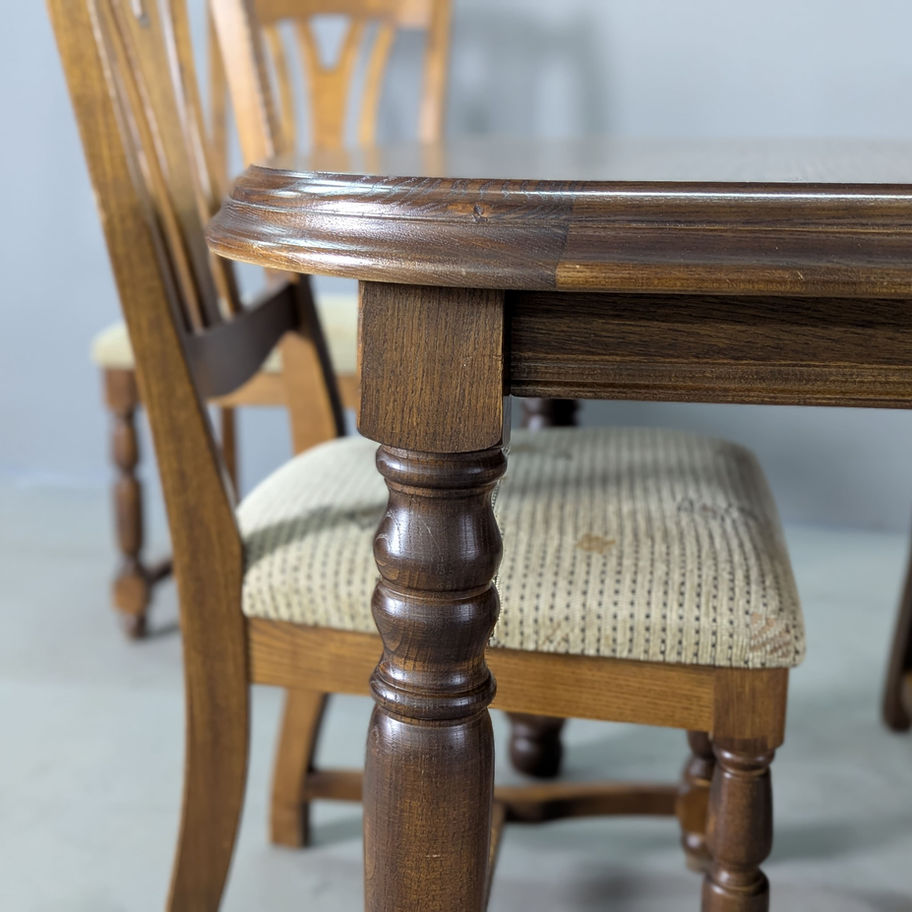 Ąžuolinis valgomojo komplektas su šešiomis kėdėmis ir išskleidžiamu stalu.