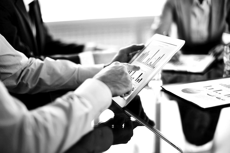 Verslo komandos susitikimas dėl finansavimo sprendimų