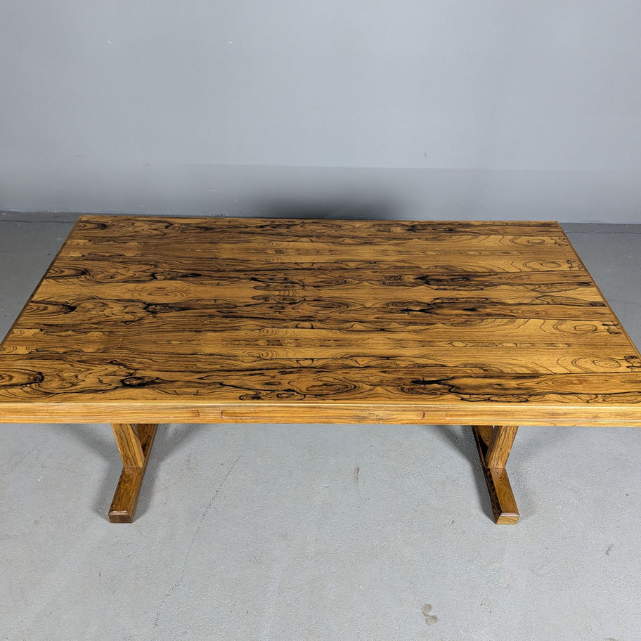 Medinis svetainės staliukas