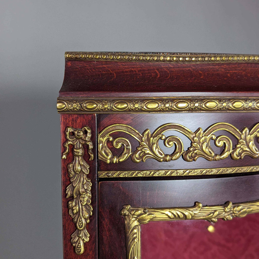Kampinė antikvarinė indauja: raudonos spalvos, auksiniai ornamentai