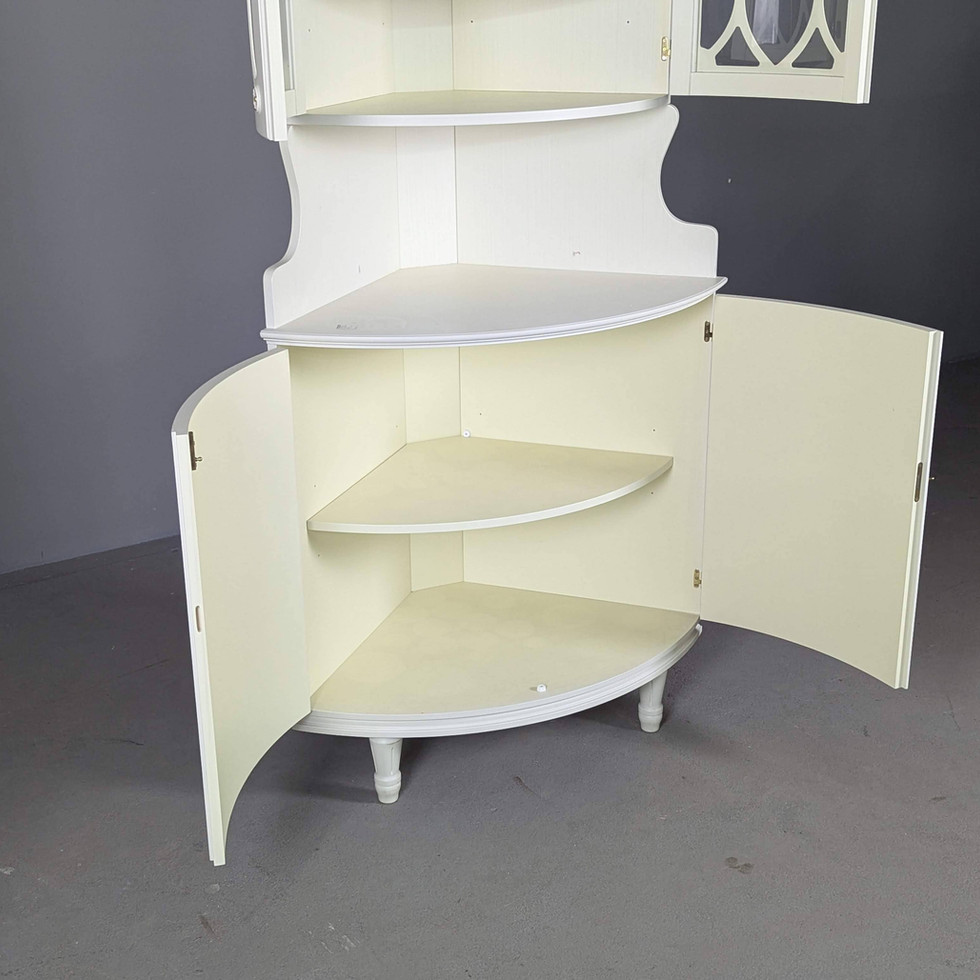 Elegantiška Gustavian stiliaus kampinė indauja