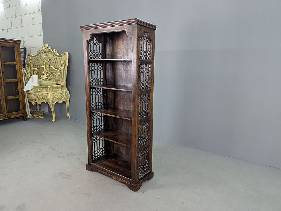 Tvirta masyvi Bombay stiliaus knygų lentyna