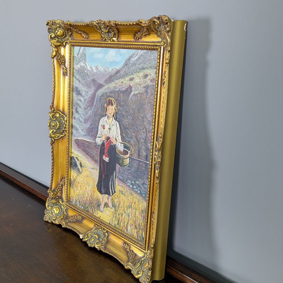 Mergina kalnuose, paveikslas auksiniame rėme
