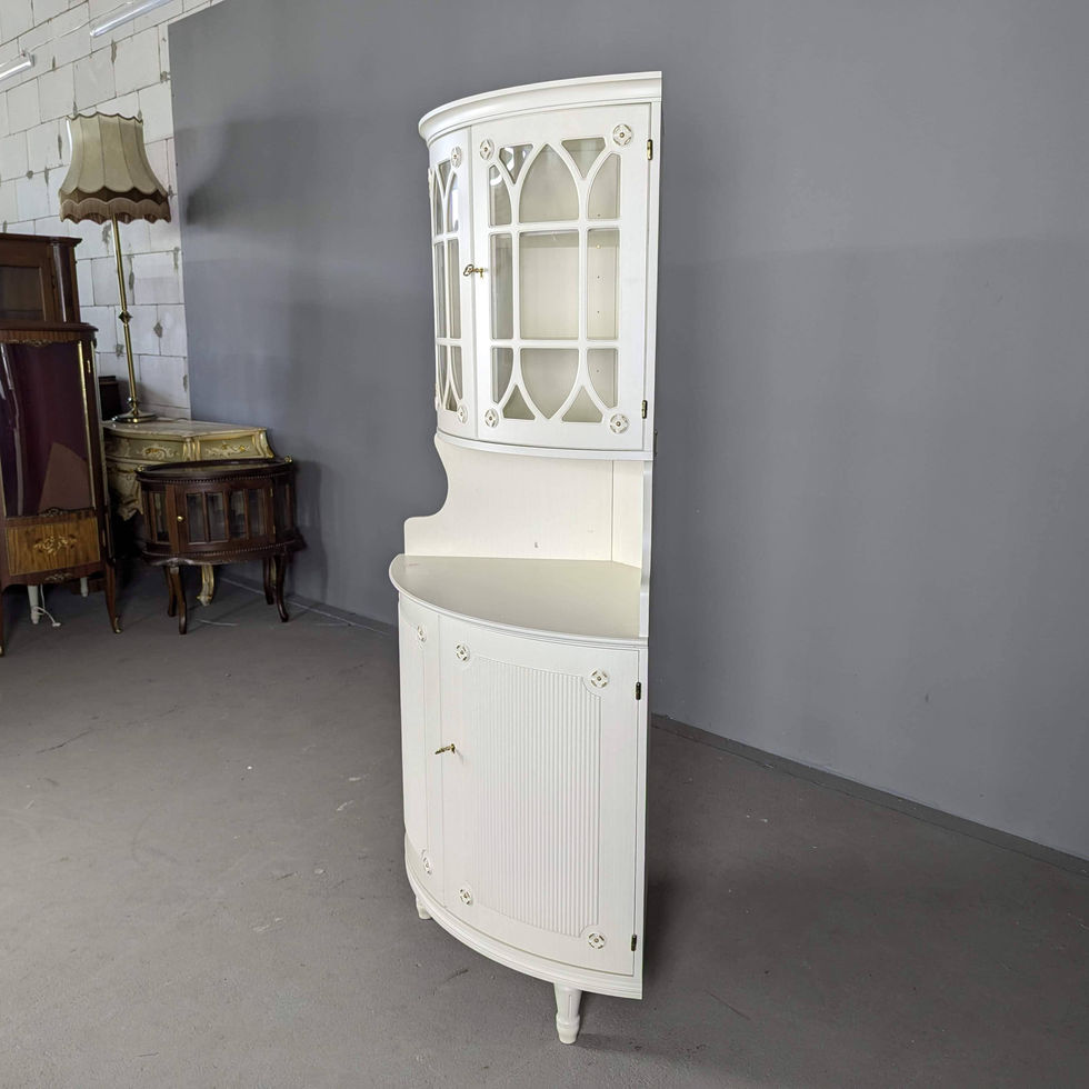 Elegantiška Gustavian stiliaus kampinė indauja