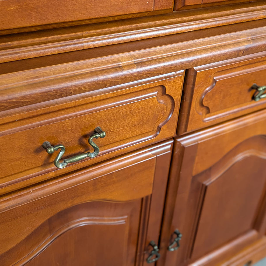 Klasikinė medinė indauja su stiklinėmis durimis ir stalčiais, šilto rudo atspalvio – naudotas baldas iš Baldai Autentika kole