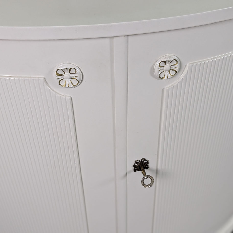 Gustavian stiliaus kampinė indauja