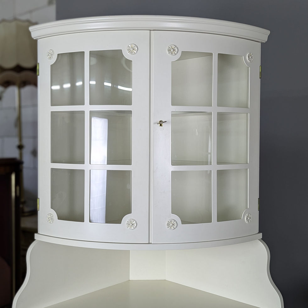 Elegantiška Gustavian stiliaus kampinė indauja
