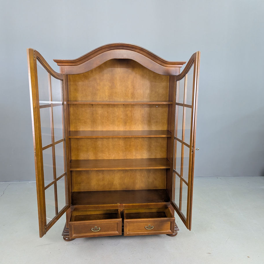 Klasikinio stiliaus indauja su stiklinėmis durimis ir dviem stalčiais – naudotas medinis baldas.