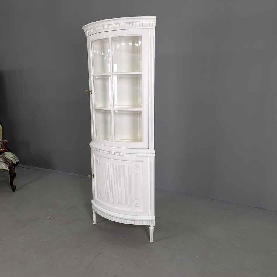 Elegantiška balta kampinė indauja