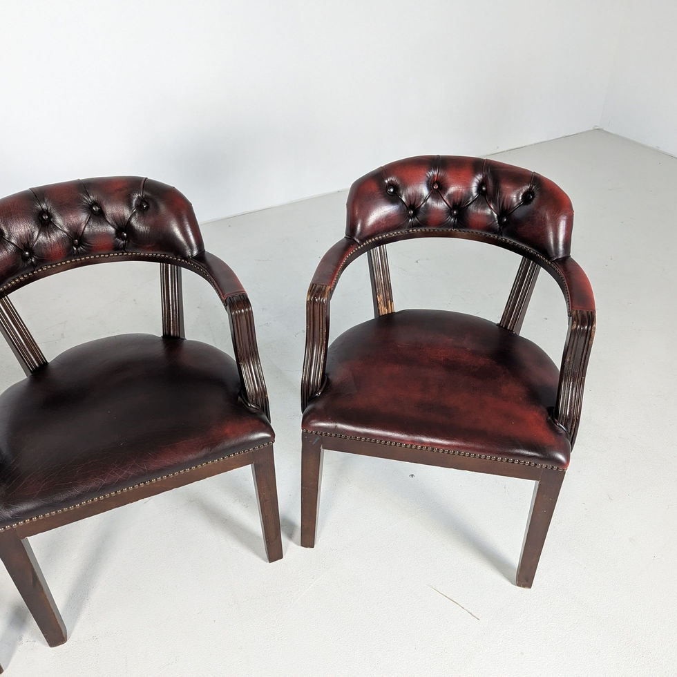 Chesterfield stiliaus kėdės