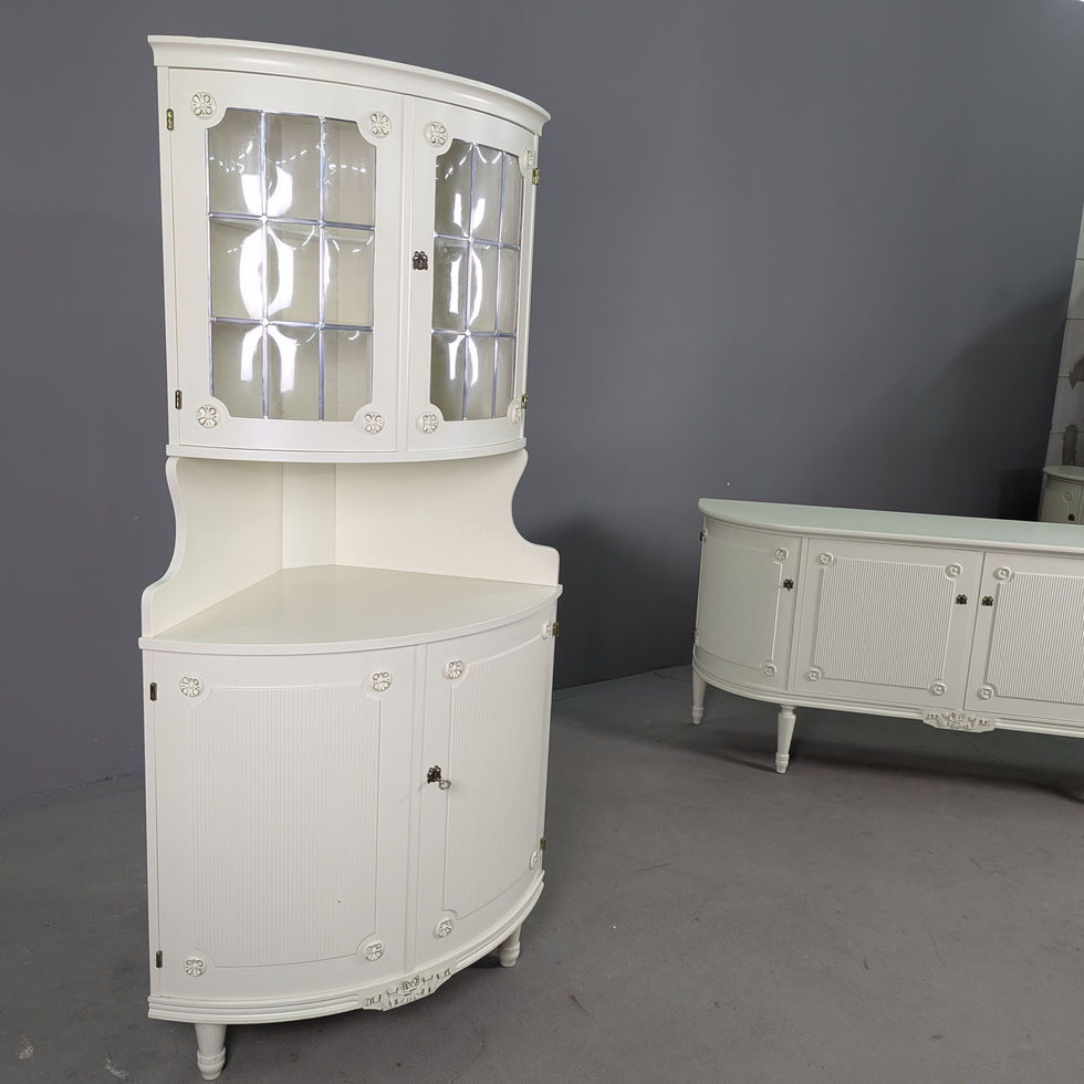 Gustavian stiliaus kampinė indauja
