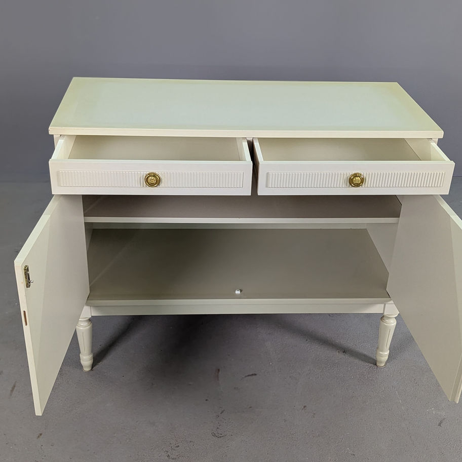 Klasikinio Gustavian stiliaus komoda