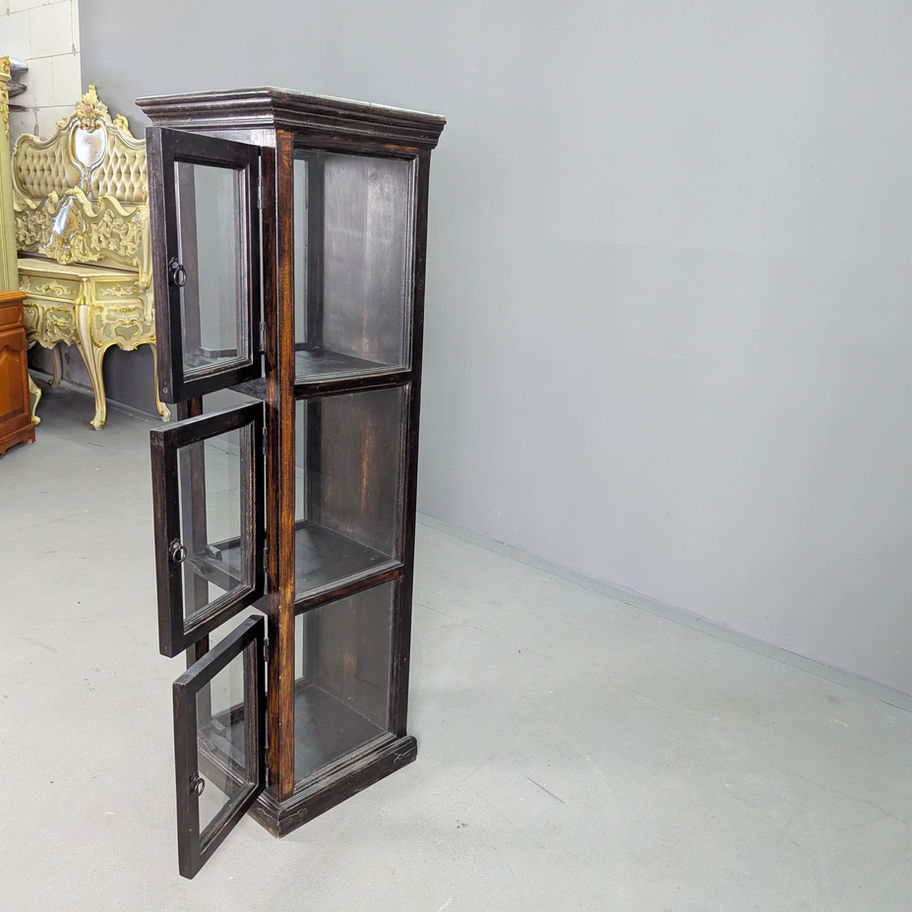 Rustic kietmedžio vitrina su stiklinėmis durelėmis – naudotas, tvirtas baldas iš Baldai Autentika kolekcijos.