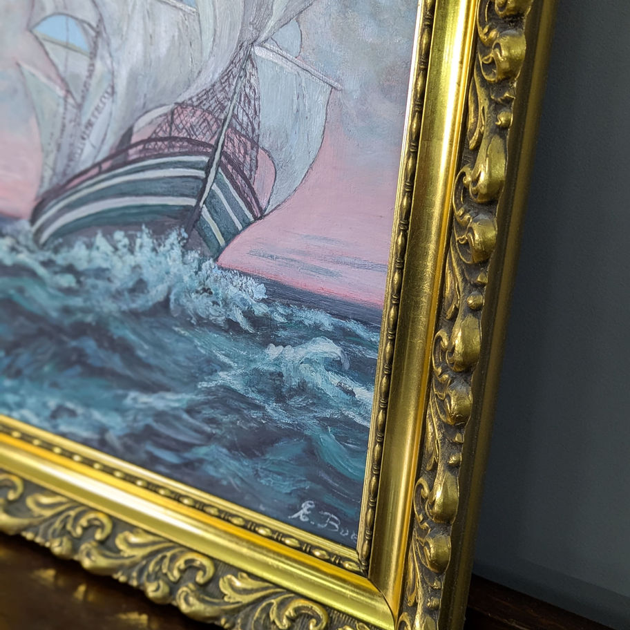 Auksiniu rėmu įrėmintas paveikslas su burlaiviais