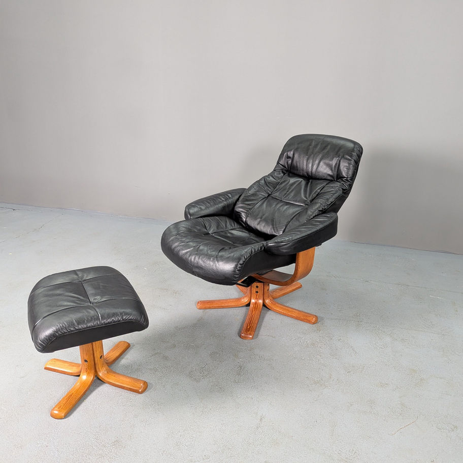 Juodas odinis krėslas su pufu, Baldai Autentika