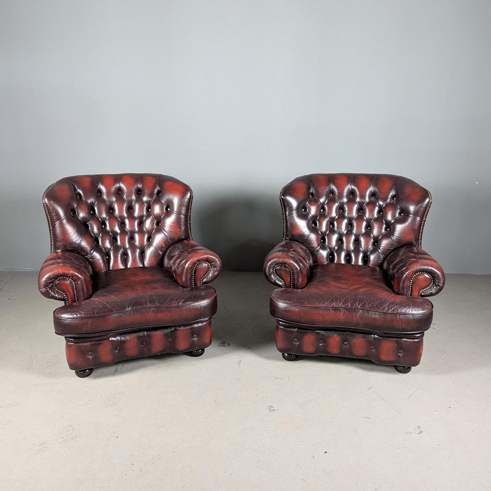 Chesterfield stiliaus odiniai foteliai