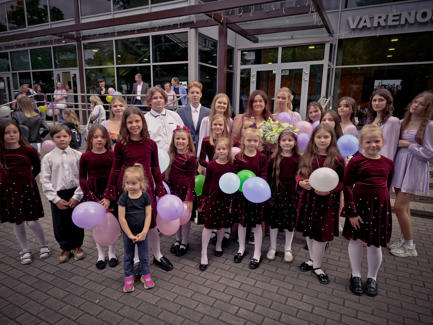 Varėnos kultūros centro vaikų pramoginės dainos choras „Bruknelė“.
