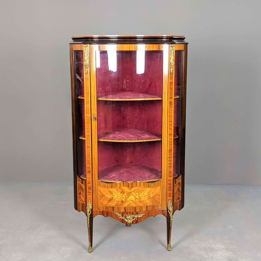 Kampinė vitrina su lentynomis ir raižytu dekoru