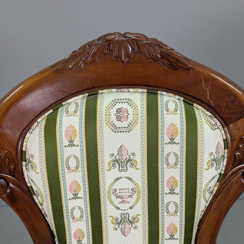 Klasikinio dizaino krėslas su porankiais