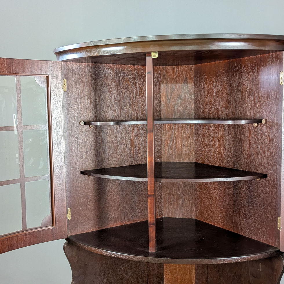 Gustavian stiliaus kampinė indauja