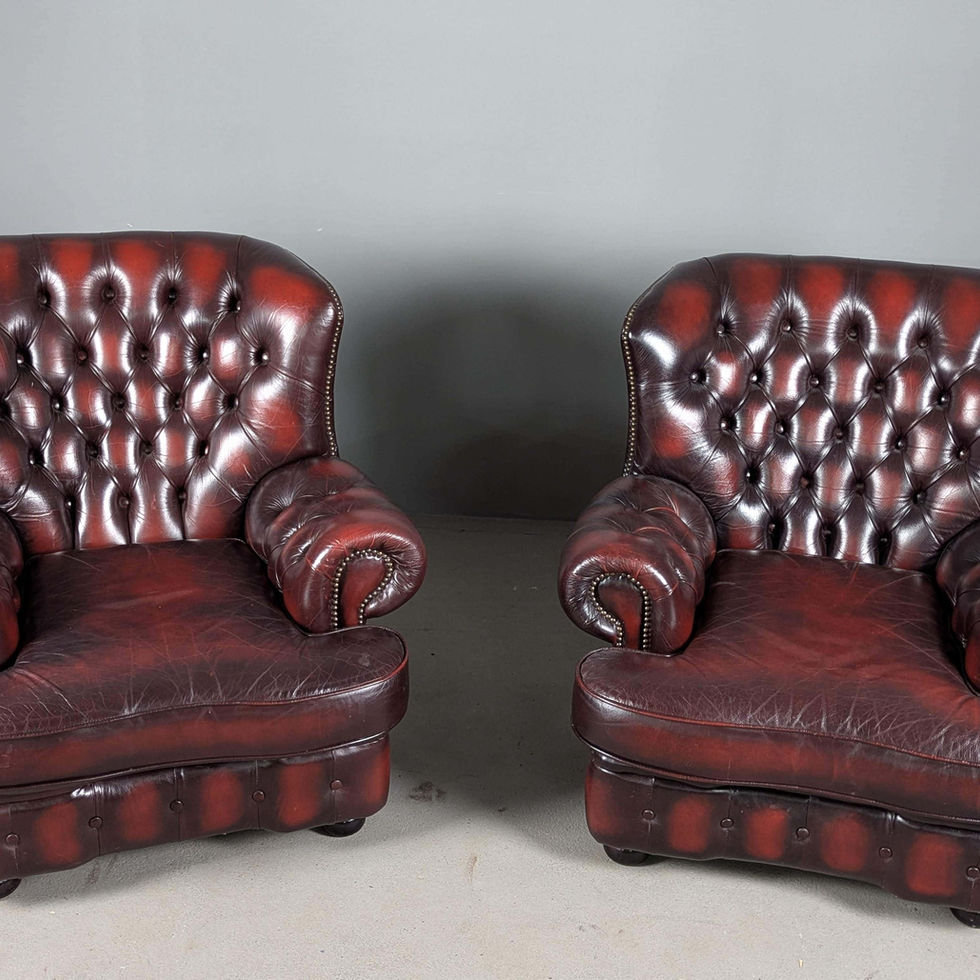 Chesterfield stiliaus odiniai foteliai