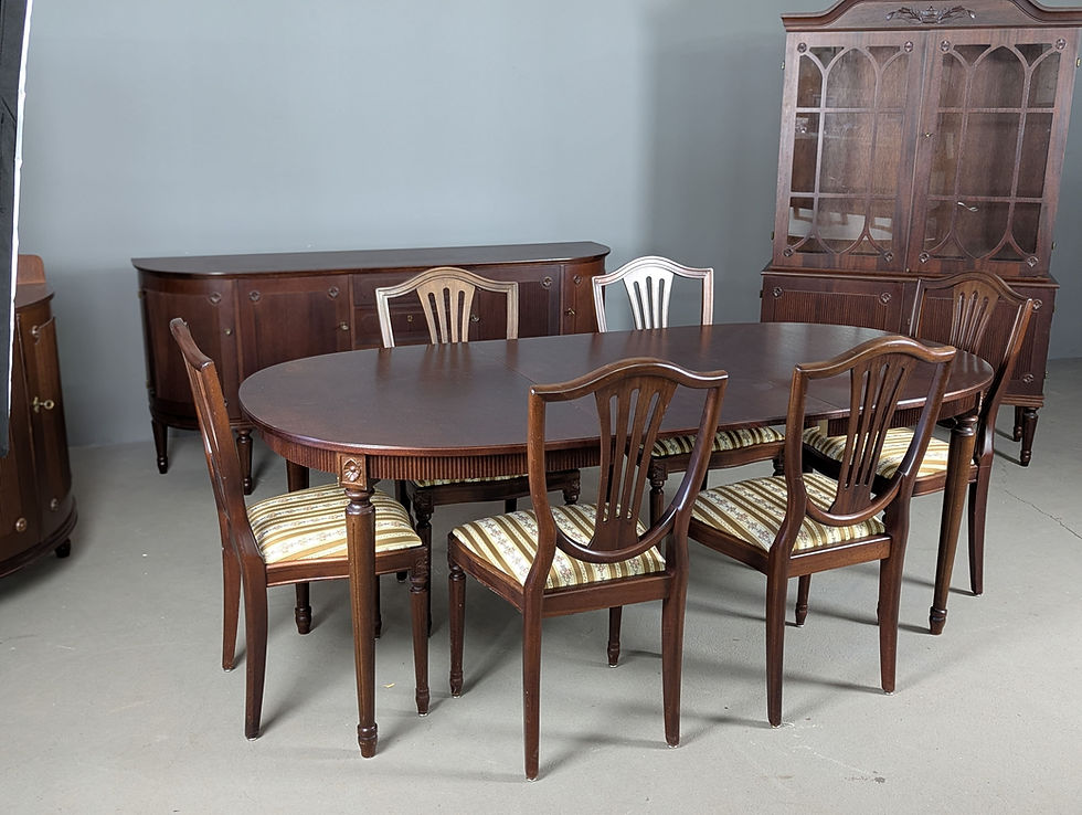 Elegantiškas Gustavian stiliaus valgomojo stalas su kėdėmis