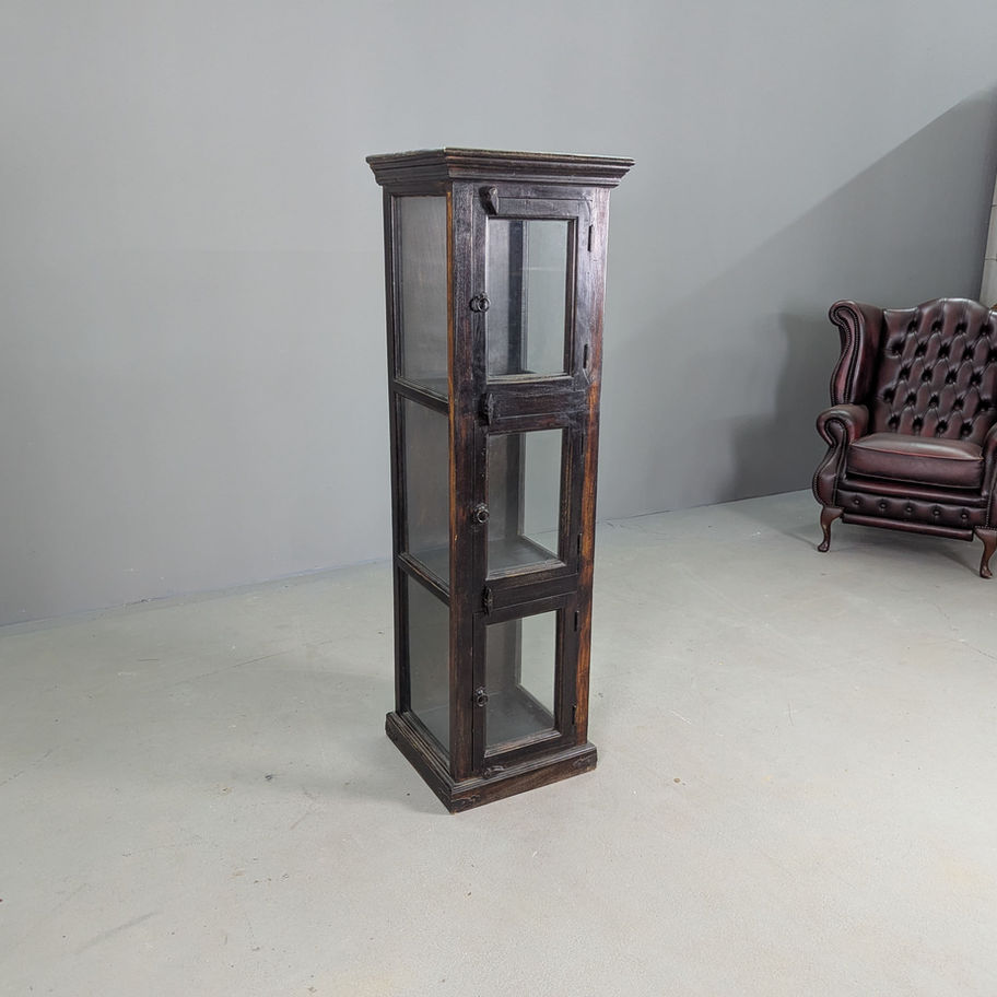 Rustic kietmedžio vitrina su stiklinėmis durelėmis – naudotas, tvirtas baldas iš Baldai Autentika kolekcijos.