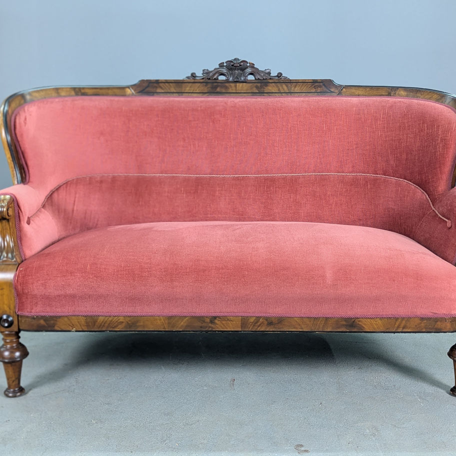 Sofa / minkštasuolis su mediniu rėmu ir minkšta apdaila