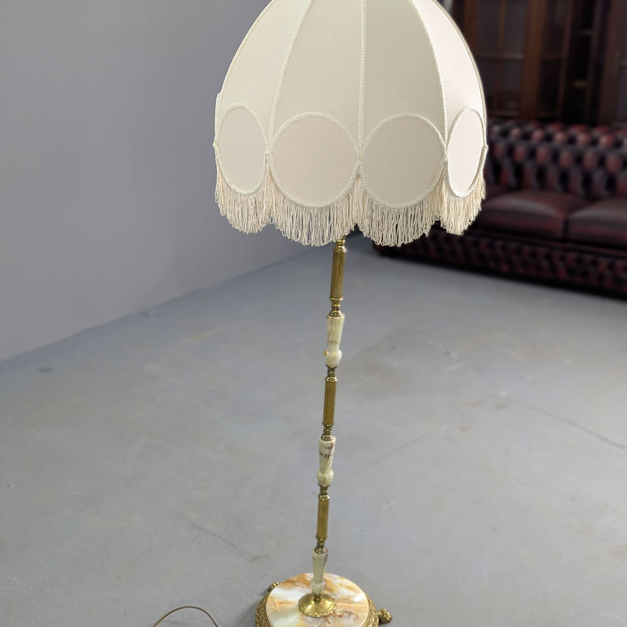 Prabangi aukšta stovinti lempa su kreminiu gaubtu