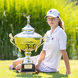 V dňoch 26. až 28. júna sa v Sedin Golf Resort (par 73) konali Majstrovstvá Slovenska v hre na rany. Tento prestížny turnaj sa niesol v znamení extrémnych horúčav atakujúcich hranicu 40 stupňov. / The Slovak Stroke Play Championship was held from June 26 to 28 at Sedin Golf Resort (par 73). This prestigious tournament was marked by extreme heat approaching 40 degrees.