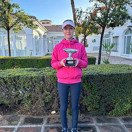 Mladá slovenská golfistka Zoey Sophia Pápay zahájila 14. februára 2026 víťazstvom tohtoročnú golfovú sezónu v španielskej Andalúzii na ihrisku Club Deportivo Añoreta Golf (par 72). / Young Slovak golfer Zoey Sophia Papay started this year's golf season with a victory in Andalusia, Spain, on February 14, 2026 at the Club Deportivo Añoreta Golf course (par 72).