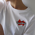 Détails t-shirt peint avec une cocotte en papier rouge