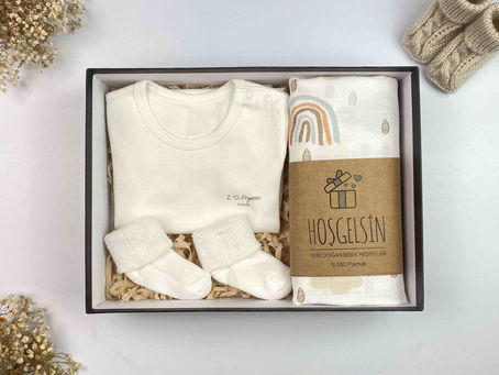Doğum Hediyesi Seçerken Neden Bebek Giyim Tercih Edilmeli?