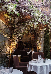 Restaurant with flowers and tabel
