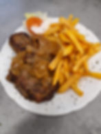 Steak mit Zwiebeln,Pommes & Salat 8,00 €