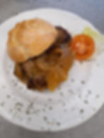 Steak mit Zwiebeln im Brötchen 5,00 €