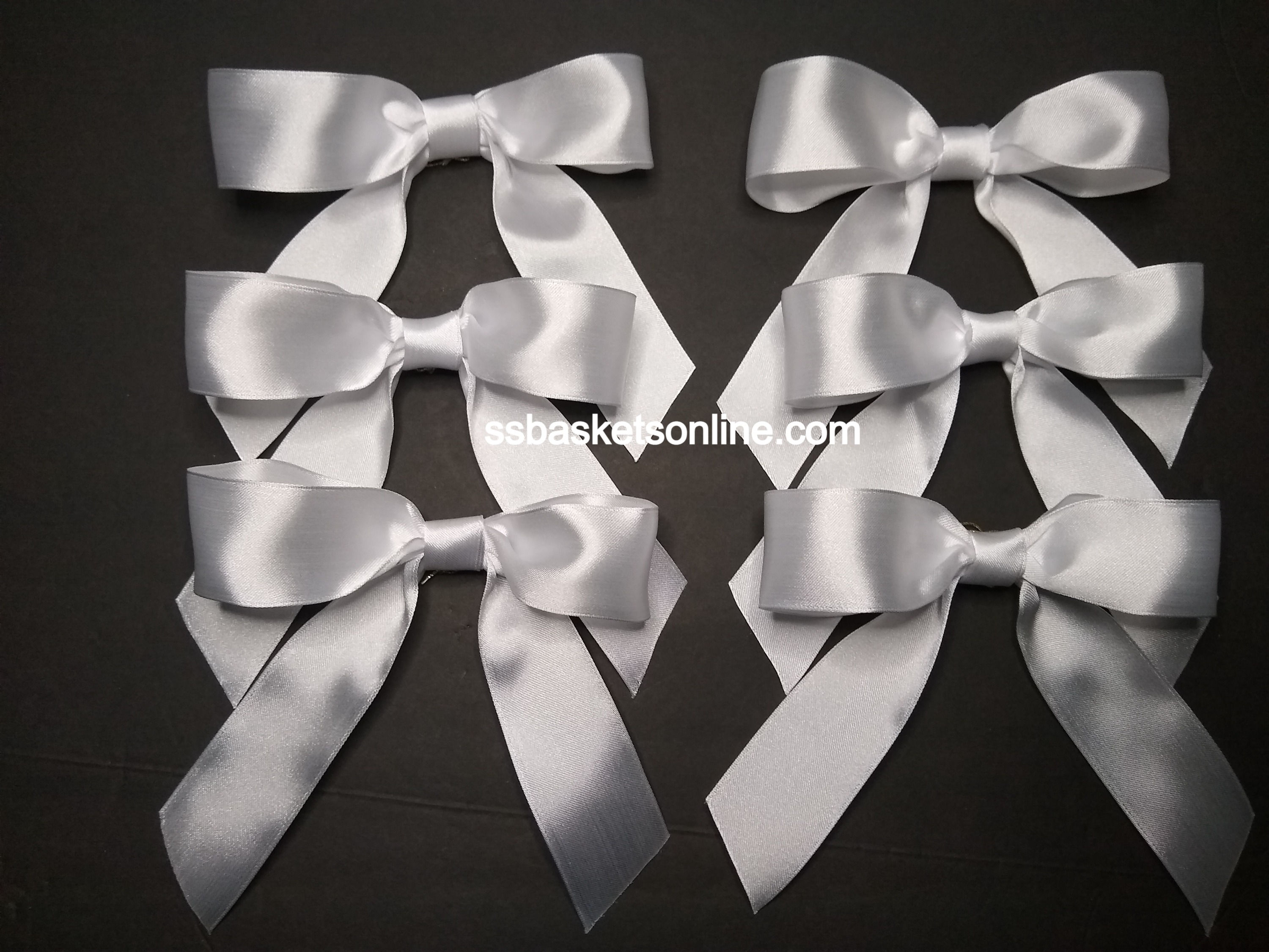 6 - Noeuds de ruban blancs à une boucle