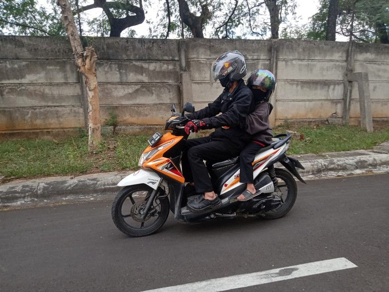 PT KONTAK PERKASA FUTURES | Begini Cara Aman Bonceng Anak di Motor