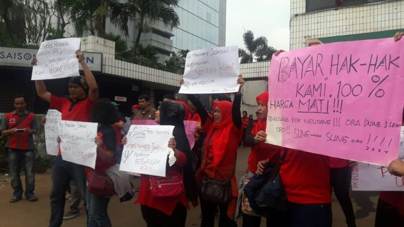 PT KONTAK PERKASA | Puluhan Eks Pegawai 7-Eleven (Sevel) menggelar aksi demonstrasi