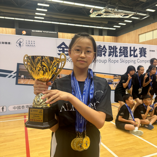 全港分齡跳繩比賽運動員捧盃