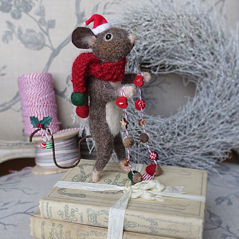 Thumbnail: Buttons mouse with Christmas garland
