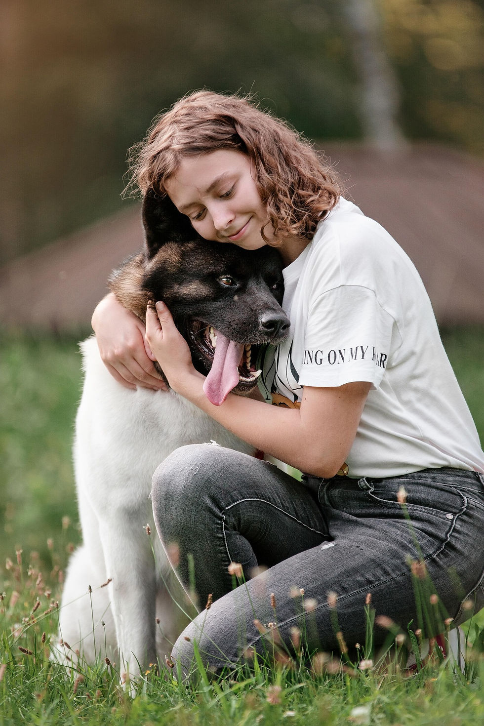 Câlin avec un chien