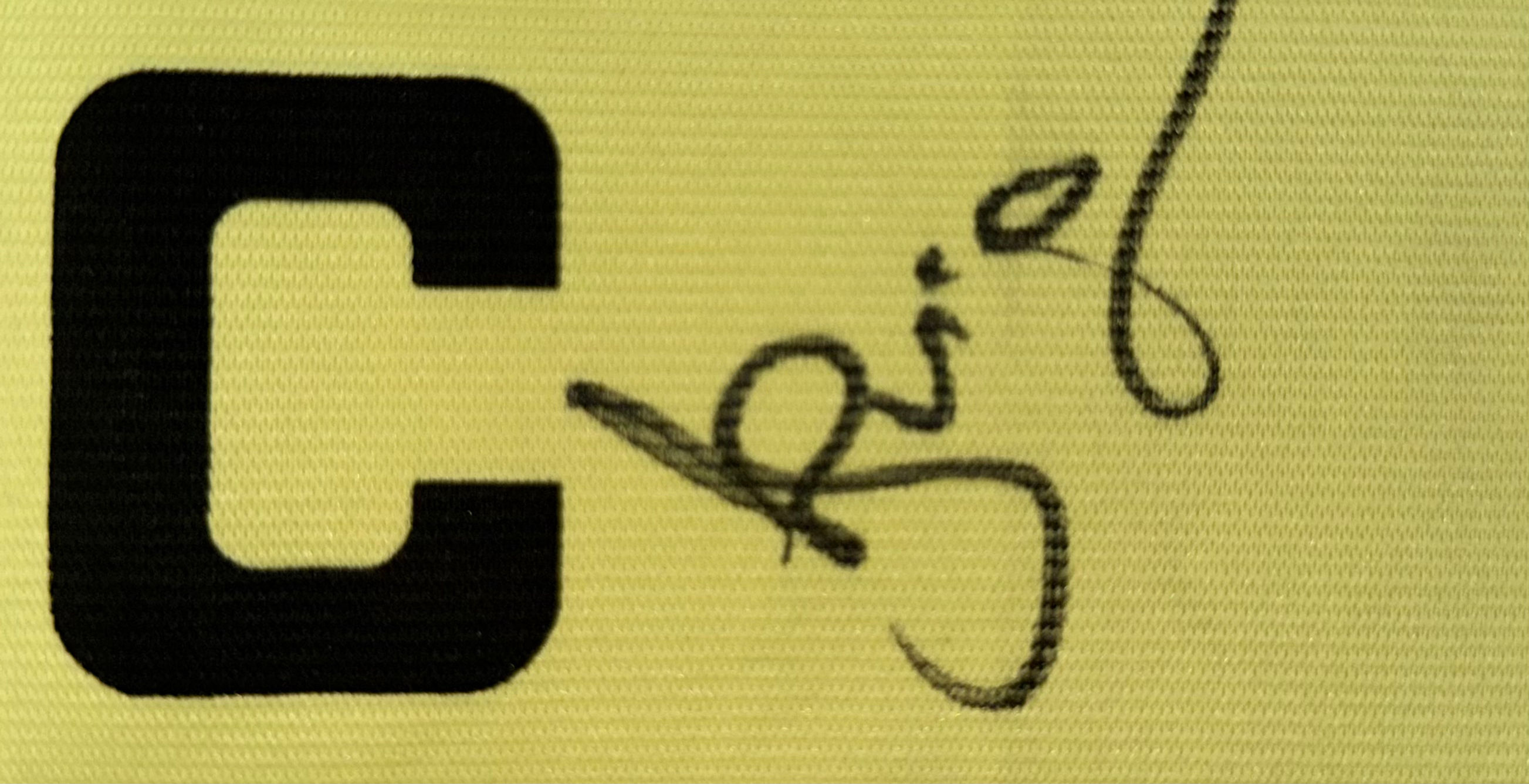 Lúcio Signed Captain Armband (3)