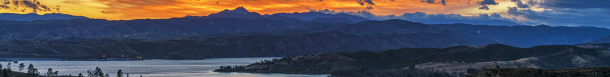 Castaic_Lake_at_Sunset.jpg