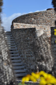 Vista de atrás del santuario y sus escalones de piedra