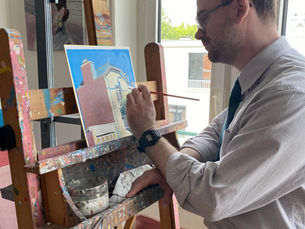 色紙に油彩で制作するセバスチャン・クフィック。自身のアトリエにて制作中の様子。