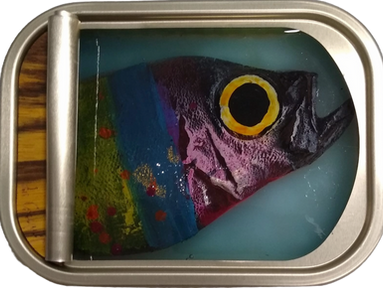 Ortaire de Coupigny Mixed-Media-Werk in Sardinendose mit expressivem Fisch und leuchtenden Farben