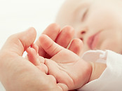 Gros plan sur une main de bébé