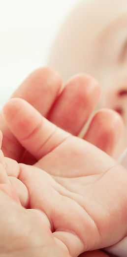 Gros plan sur une main de bébé